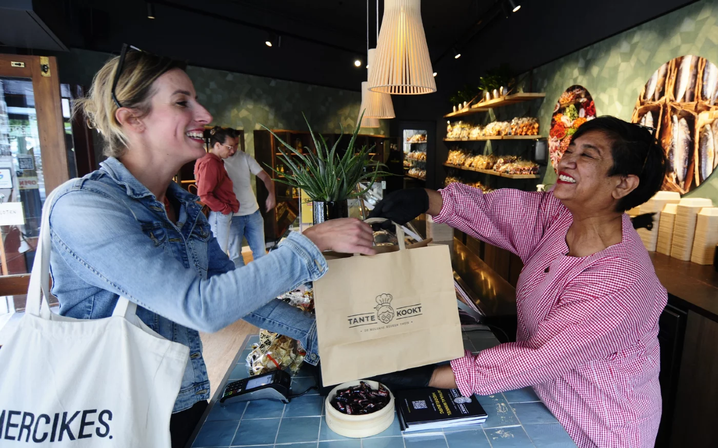 Het team van Tante Kookt bereidt bestellingen in de winkel